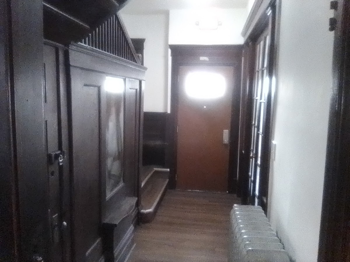 Henry's Sober Living House - Photo 4