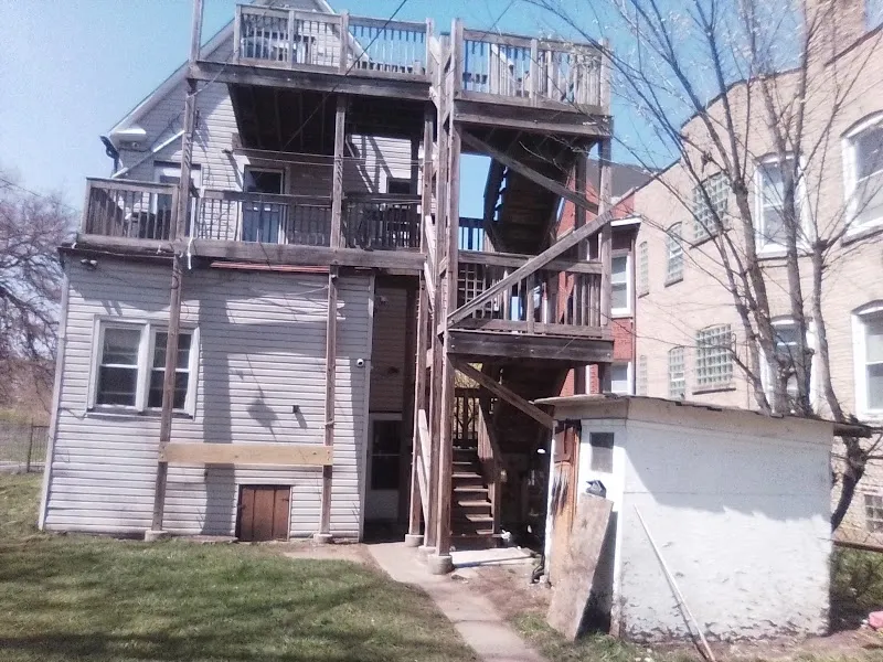 Henry's Sober Living House - Photo 5